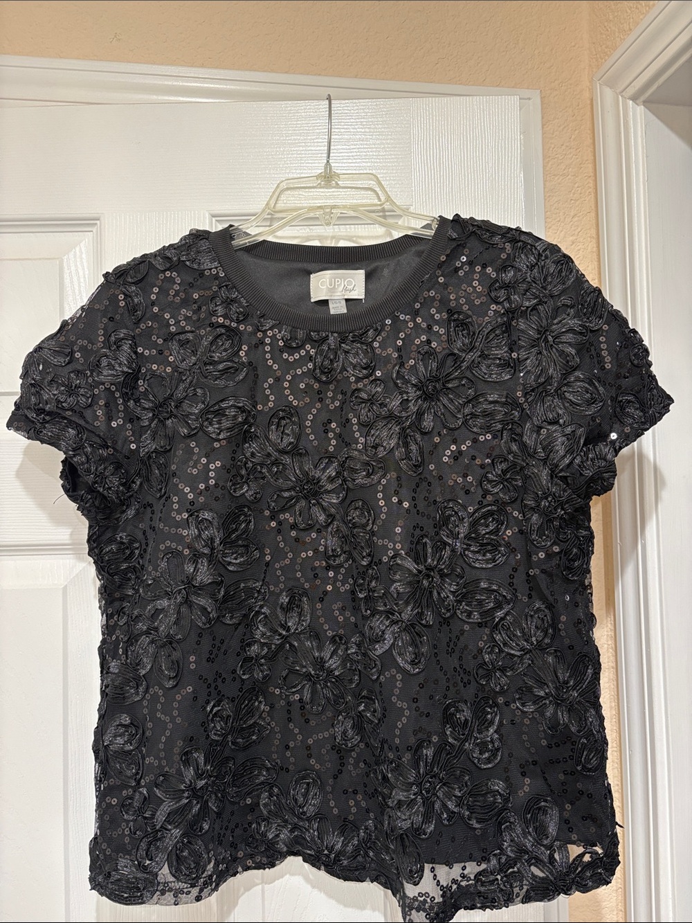 Cupio Black Floral Appliqué Sequin Short Sleeve Top Size Large Woman’s